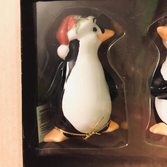 2010 Santa Hat Penguin Magnetic Salt and Pepper Shakers  Mwah Penguins - Picture 2 of 11